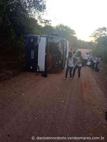 Estudantes se envolvem em acidente após ônibus tombar em Santana do Cariri, no Interior do Ceará - Diário do Nordeste