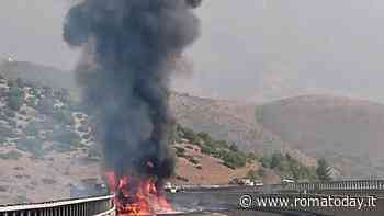 Camper esplode in autostrada e viene divorato dalle fiamme, paura per una famiglia di romani