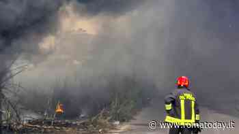 Incendio a Magliana, brucia deposito di materiali edili. Le fiamme coinvolgono anche un fienile
