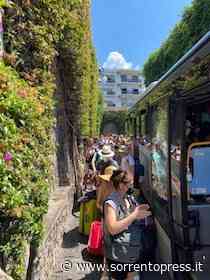 Bus Sorrento-Positano, turisti in fila sotto il sole e sala vuota – video - SorrentoPress
