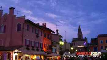 Caro bollette: alberghi, ristoranti e negozi di Caorle spengono le luci per protesta - VeneziaToday