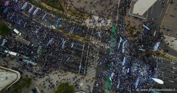 Argentina, in migliaia in piazza contro il carovita: chiedono un salario minimo più alto e un reddito di base universale