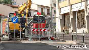 Frana l’asfalto, una voragine in via Gramsci - LA NAZIONE