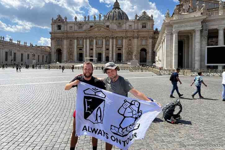 Lenny en Steff stappen in loden hitte 1.362 kilometer naar Vaticaanstad: “Zwaarste uitdaging ooit”