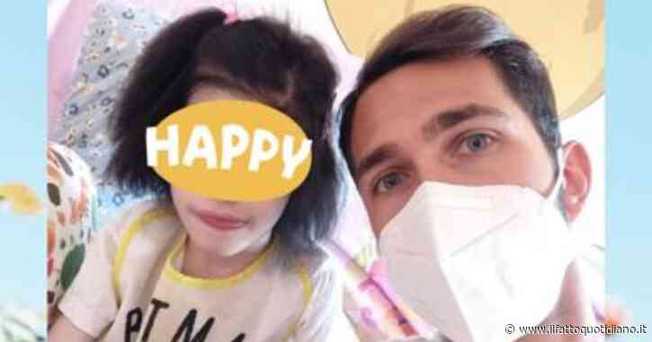 Napoli, bambina di 9 anni tolta ai genitori: malnutrita e con fratture, non aveva mai dormito in un letto