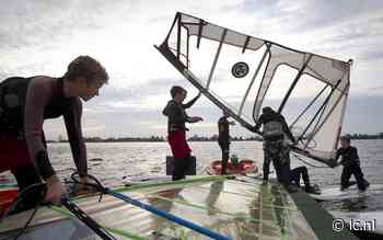 Zeilschool in Nes heeft tot eind oktober om een vergunning aan te vragen, twaalf huisjes mogen blijven staan - Leeuwarder Courant