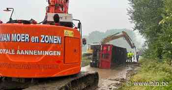 Egemstraat versperd door gekantelde tractorkar - Het Laatste Nieuws