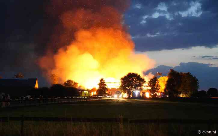 Woning en schuur verwoest bij brand tussen Oosternieland en Zijldijk. Bewoners kunnen boerderij tijdig verlaten - Dagblad van het Noorden