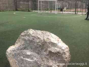 Masso caduto nel campo di calcio. Il drone non basta, annunciate ulteriori verifiche - ciociariaoggi.it