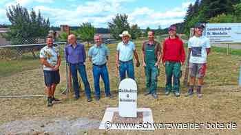 Geschichte in Schramberg - Ehrenamtliche richten historischen Kilometerstein wieder her - Schwarzwälder Bote
