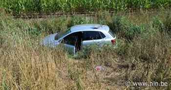 Bestuurder belandt met wagen in diepe gracht naast E40 - Het Laatste Nieuws
