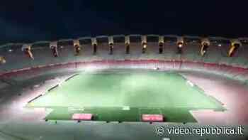 Bari, lo stadio San Nicola si illumina a ritmo di musica: 'Uno spettacolo' - Repubblica TV
