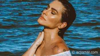 Na cama, Cleo posa com vestido revelador e brinca: “A santa trindade que eu quero!” - AC JORNAL