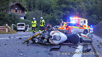 Motorradfahrer (54) kracht auf B21 in Auto und verstirbt noch an der Unfallstelle