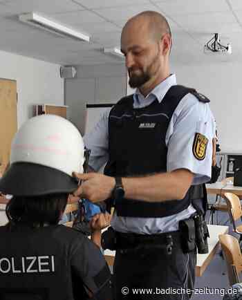 Das Polizeiauto hat es den Jungen und Mädchen besonders angetan - Breisach - badische-zeitung.de