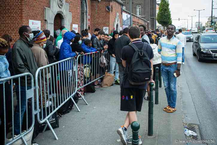 Stoep aanmeldcentrum in Brussel overvol met asielzoekers: politie ingezet om gevaarlijke situaties te vermijden, Vluchtelingenwerk Vlaanderen vraagt om federale rampenfase