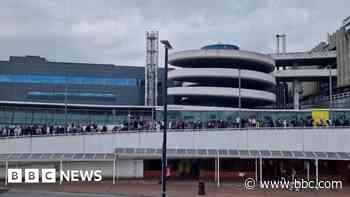 Dublin Airport relaxes recommended arrival times for passengers - BBC