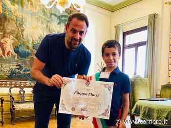 Treviso, a 9 anni pulisce le strade del suo quartiere: premiato dal sindaco - Corriere della Sera