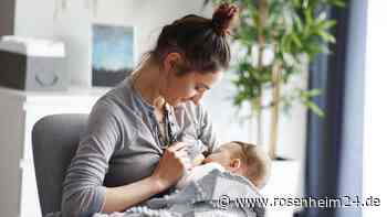 Baby will ständig an die Brust: Tipps bei Clusterfeeding