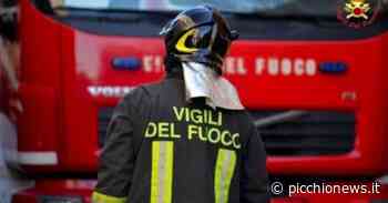 Macerata, un'automobile in fiamme a via dei Velini. Vigili del fuoco sul posto - Picchio News
