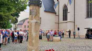 Gedenken an Brüsewitz-Stele in Zeitz: 100 rote Rosen werden an der Säule in Zeitz niedergelegt und Erinnerungen an Oskar Brüsewitz geteilt - Mitteldeutsche Zeitung