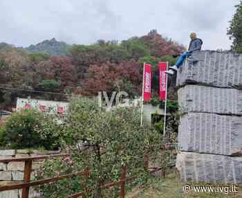 Uomo a cavalcioni sulla strada per Sanda: la nuova opera d’arte che incuriosisce gli automobilisti - IVG.it