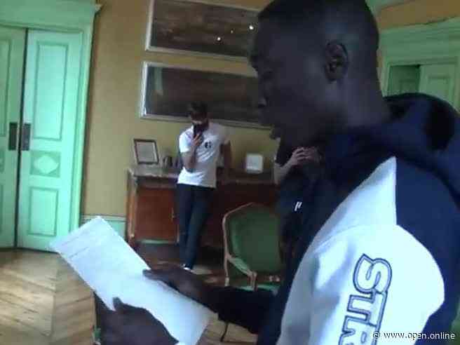 Khaby Lame è cittadino italiano, il giuramento al Comune di Chivasso: l’emozione del tiktoker – Video - Open