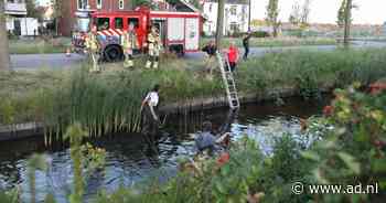 Brandweer vist twee mogelijk gestolen katalysatoren uit de sloot in Eemnes - AD