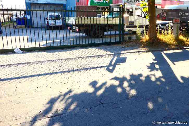 Advocaat is misnoegd dat zijn cliënten aangehouden blijven na ruzie met afgehakte hand in Lokeren: “Ze horen niet in de cel te zitten”