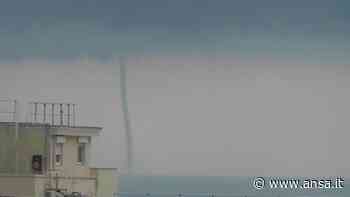 Capri, improvviso temporale estivo: turisti in fuga dalla pioggia - Italia - Agenzia ANSA