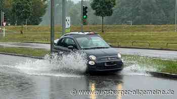 Loch in B10, Straßen überflutet: Starkregen sorgt für Verkehrsbehinderungen