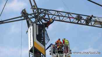 Peiting: Spektakulärer Einsatz: Bergwacht und Feuerwehr retten Kranführer aus Kabine - Merkur.de