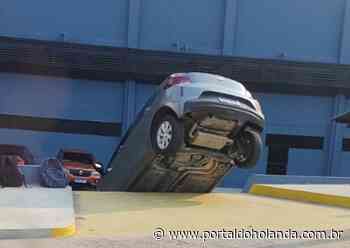 Motorista confunde escada com rampa e carro fica pendurado em Manaus - Portal do Holanda