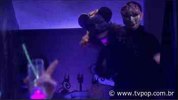 A Favorita: Vilã? Donatela mascarada empurra Flora e ela rola na escada - TV Pop