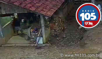 [Vídeo] Homem furta latinhas, extensão e escada em Guaramirim - Radio 105 FM