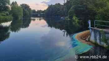 Polizei ermittelt: Farbteppich auf der Spree in Cottbus löst Feuerwehreinsatz aus - rbb24
