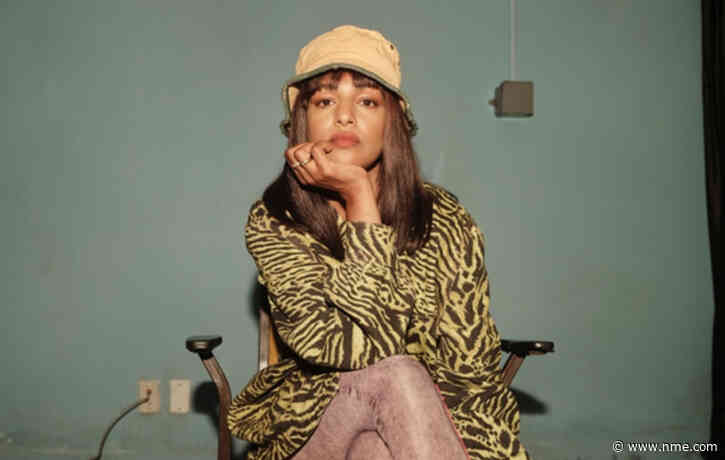 M.I.A. coaches her artificial doppelganger in the music video for ‘Popular’