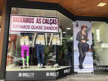 Anúncio de loja de roupas fitness chama atenção no Centro de Brusque - O Município
