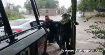 Lluvia en Hermosillo: Policías rescatan a mujer tras ser arrastrada en su auto por corriente de agua - EL IMPARCIAL Sonora