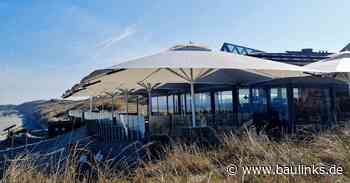 Motorisierte Sonnenschirme mit italienischem Flair auf Norderney – einladend und sturmfest