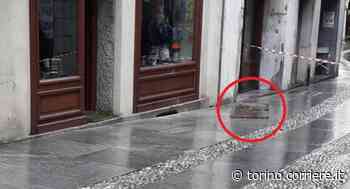 Vercelli, blocco di granito si stacca da un balcone e cade sulla strada in pieno centro a Varallo Sesia - Corriere della Sera