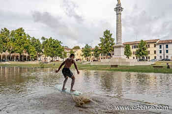 E in piazza Ariostea si fa surf | estense.com Ferrara - Estense.com