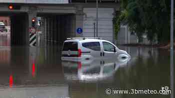 Cronaca maltempo. Ferrara, sottopasso allagato: auto intrappolata nell'acqua. Video - 3bmeteo