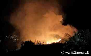 Ischia, brucia il monte Epomeo: incendio domato all'alba - 2a News