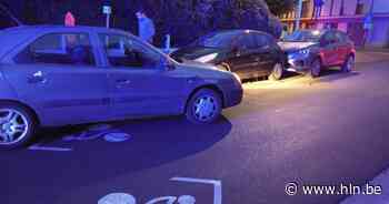 Jonge bestuurder botst met voertuig tegen geparkeerd voertuig - Het Laatste Nieuws