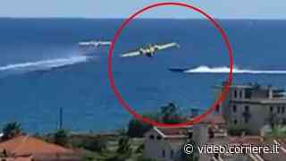 Albenga, il video del motoscafo che taglia la strada al Canadair - Corriere TV