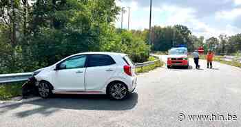 Wagen gaat uit de bocht op afrit E40 in Loppem - Het Laatste Nieuws