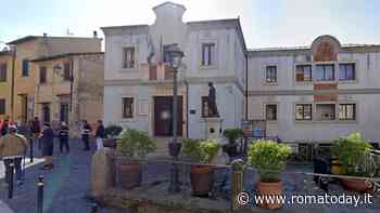 Sul totem turistico scorrono immagini hard