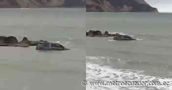 Vehículo de gama quedó sumergido en la playa de Bahía de Caráquez - Metro Ecuador