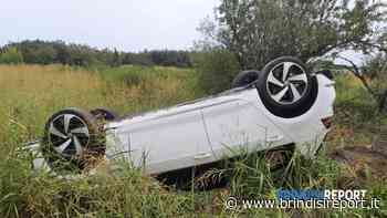 Auto finisce fuori strada e si ribalta, spavento per 5 ragazzi - BrindisiReport